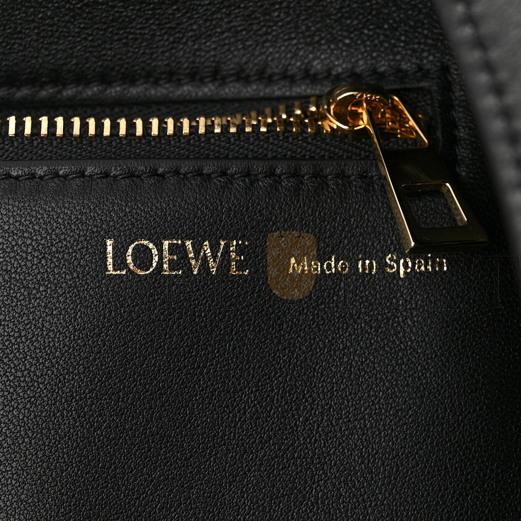 l*ew* nappa small squeeze bag black (29*24*10.5cm)